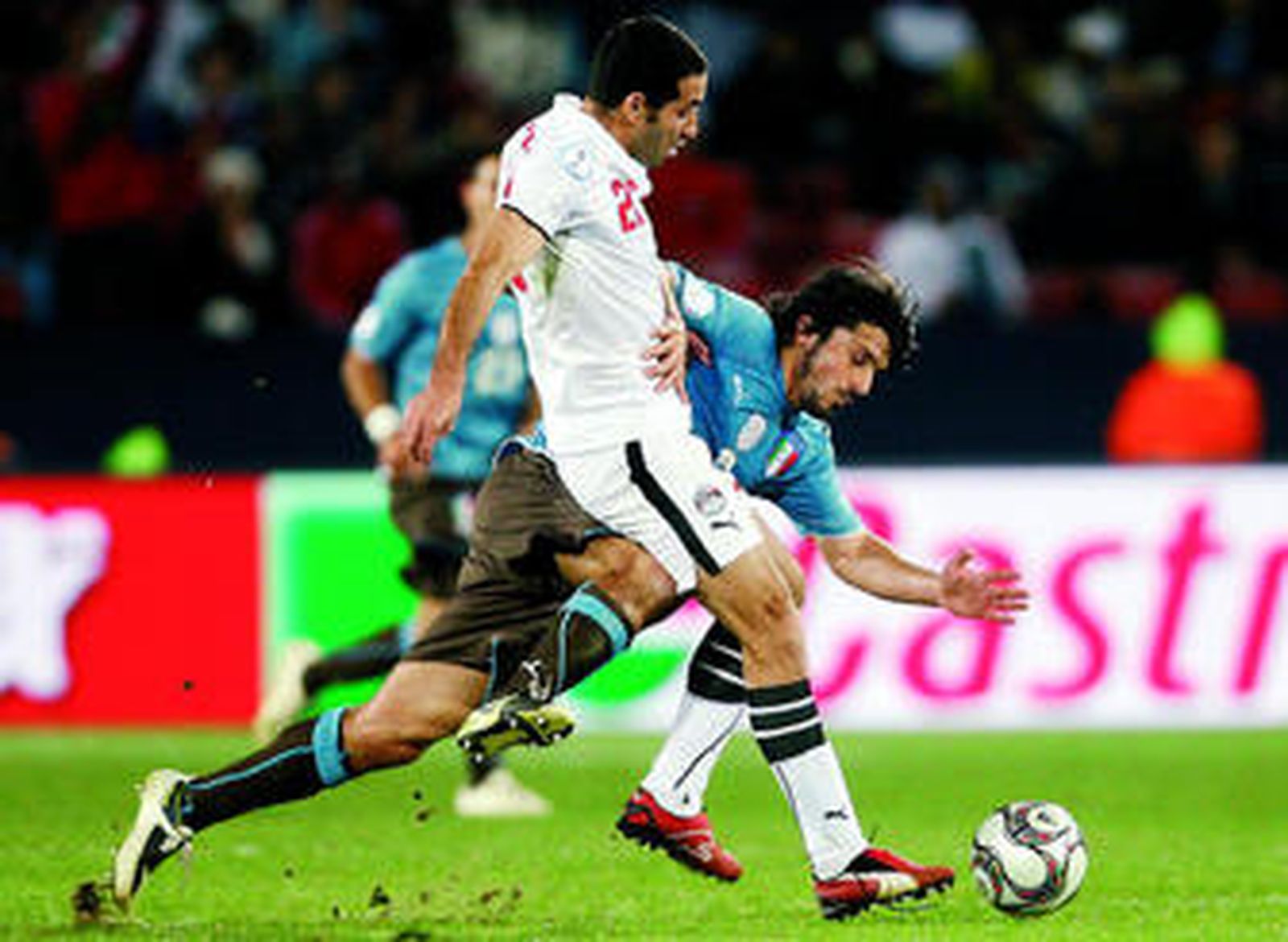 Gattuso intenta robar el balón a Aboutrika.