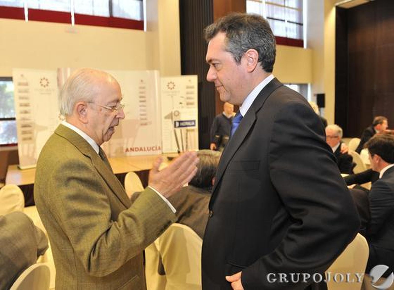 El ex alcalde de Sevilla Manuel del Valle con Juan Espadas, portavoz municipal del PSOE.

Foto: Juan Carlos Vázquez / Manuel Gómez