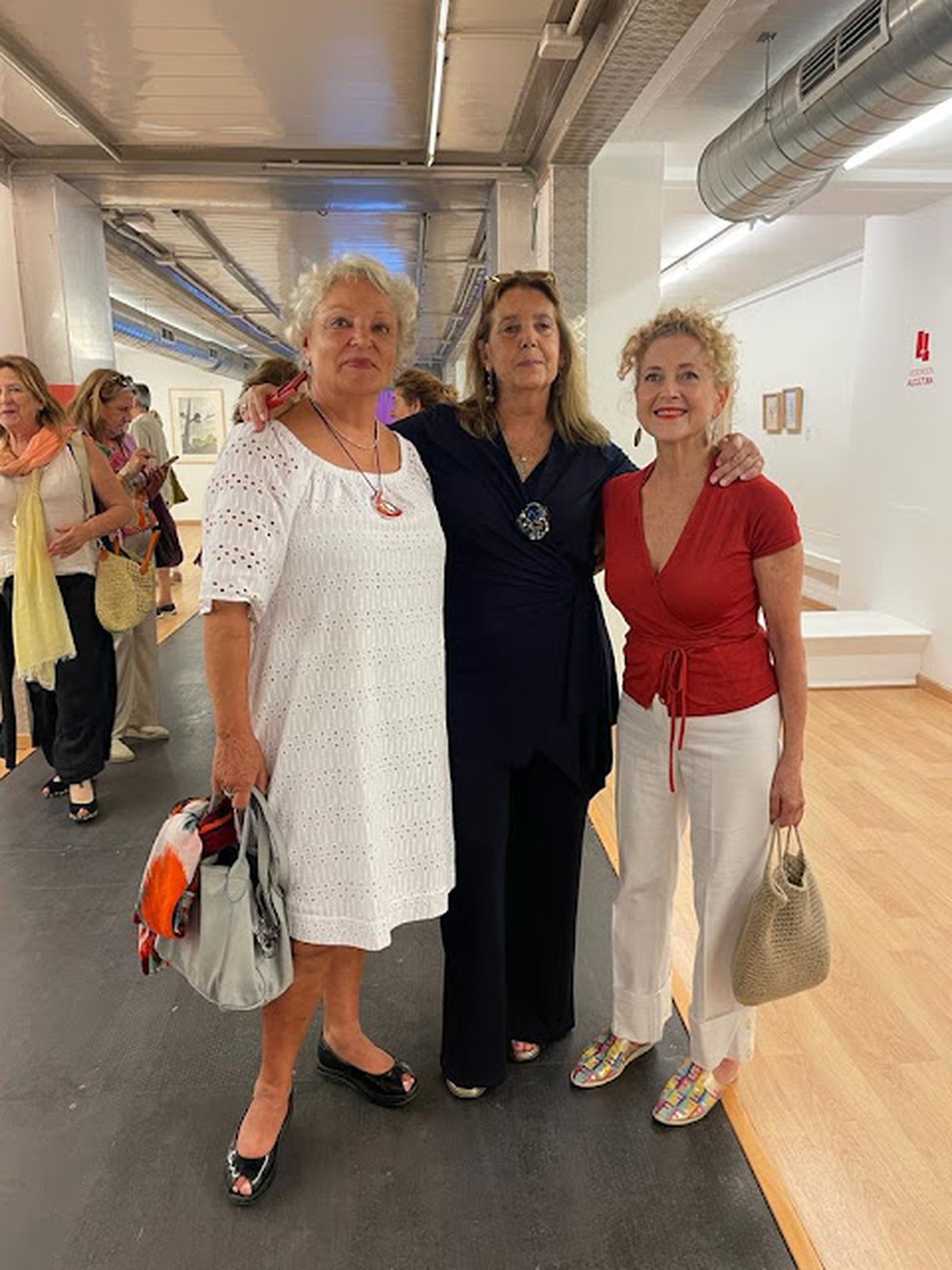 Las galeristas Pepa Gómez, Milagros Delicado y Magda Bellotti, en Alcultura.
