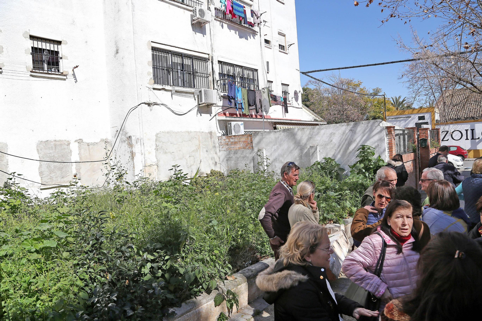 Vecinos concentrados junto a la parcela abandonada, con 'salida' en la calle José de Arce, el pasado viernes.