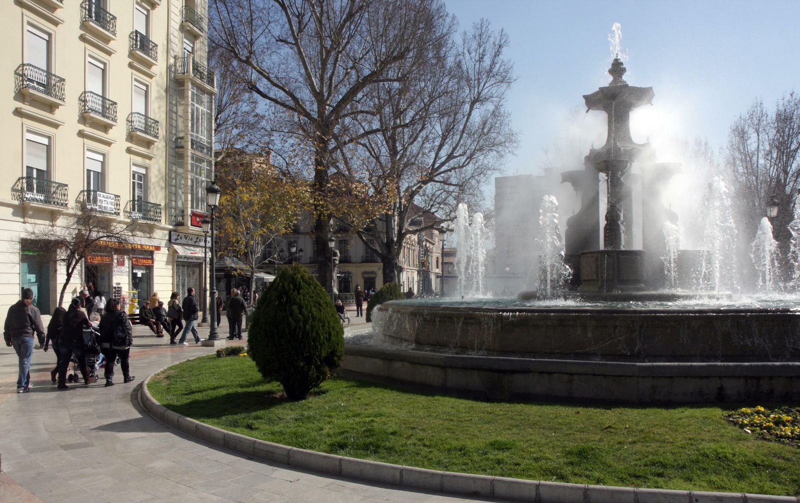 Fuentes y pilares sin agua y otros cambios en Granada por el coronavirus