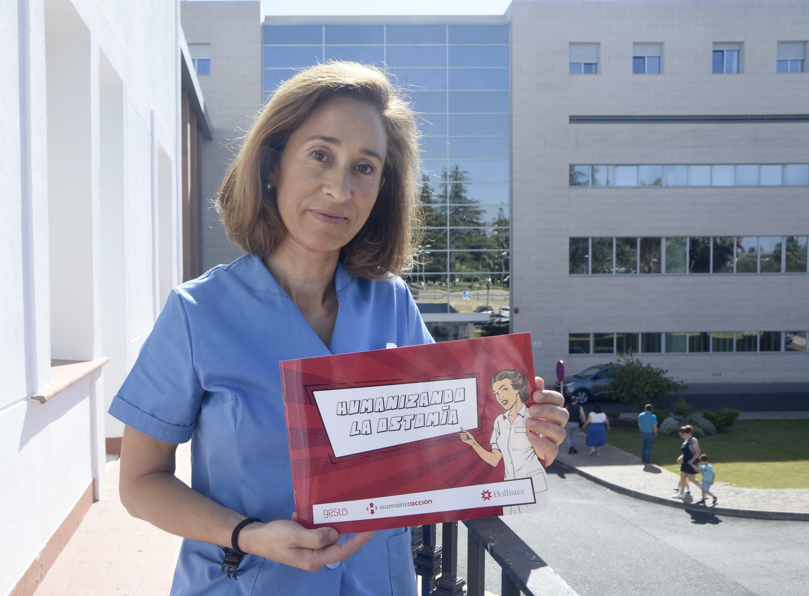 Silvia Nin con el cómic en sus manos