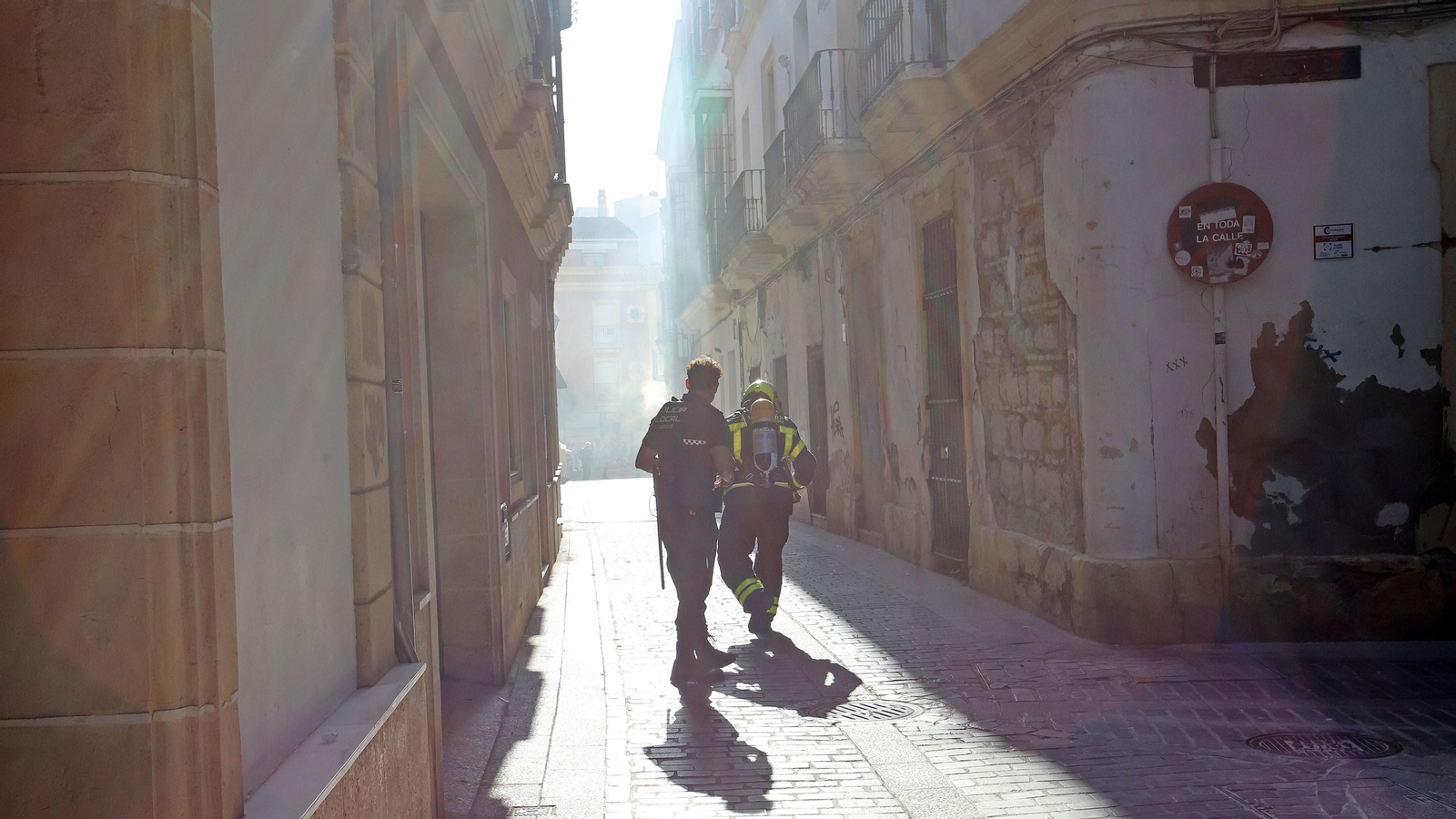 Los bomberos de Jerez intervienen en un incendio de un inmueble en calle Bizcocheros