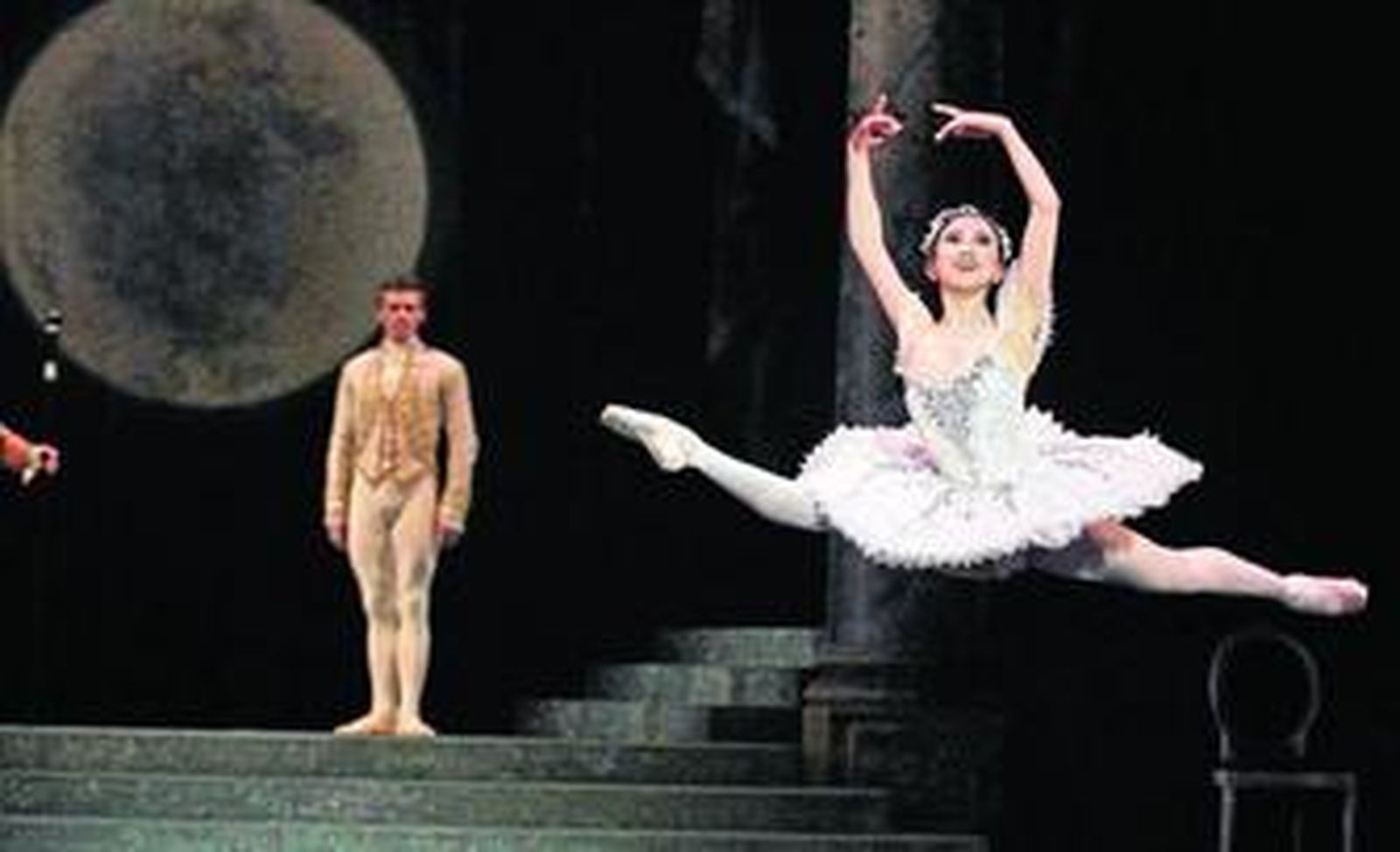 El espectáculo cuenta con una ambiciosa escenografía en la que la luna, al fondo de la imagen, juega un papel destacado en la acción.