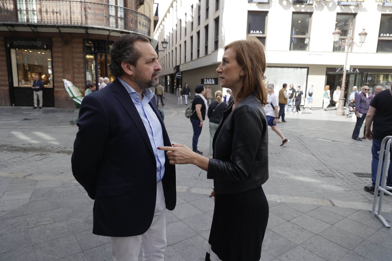 Cristina Rojas, con el pregonero Enrique Casellas en la Campana.