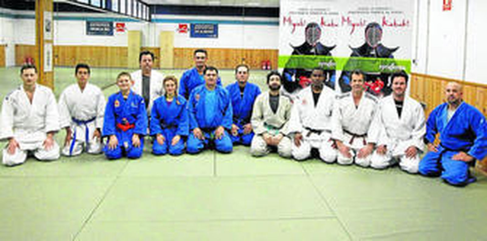 Los judocas almerienses, con su entrenador León Granda a la derecha, en el Pabellón Rafael Florido.