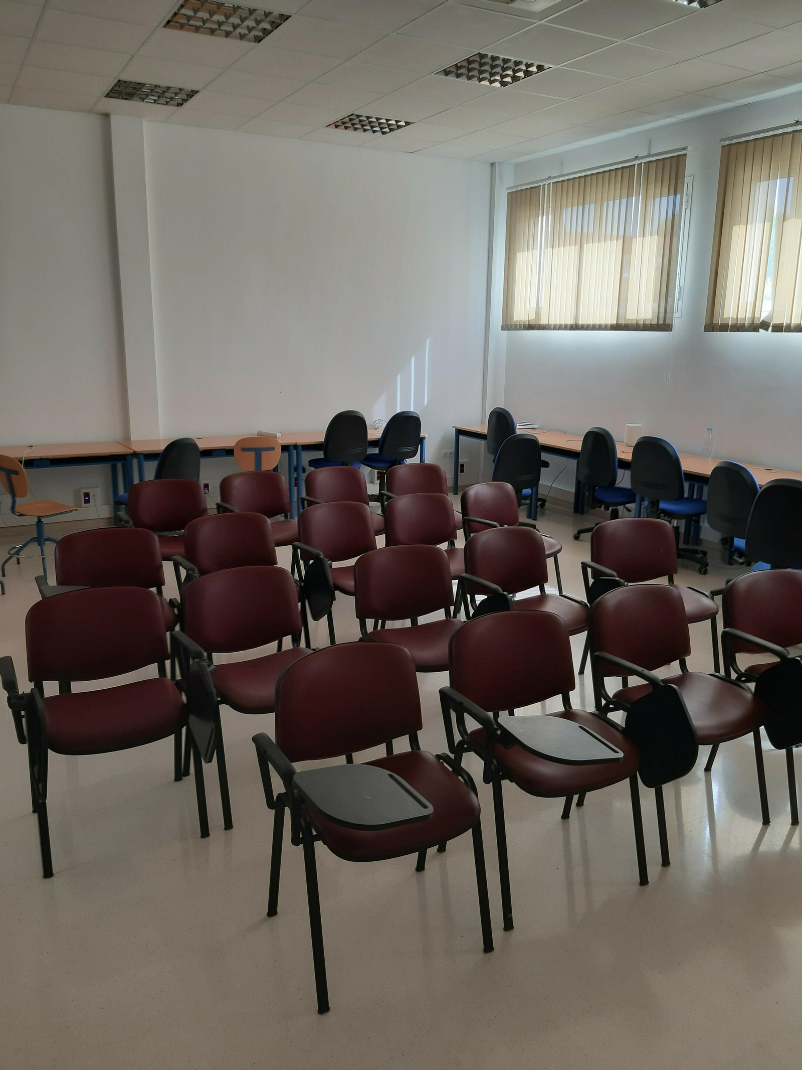 La clase de segundo del ciclo de DAM del IES Rodríguez Marín, sin ordenadores