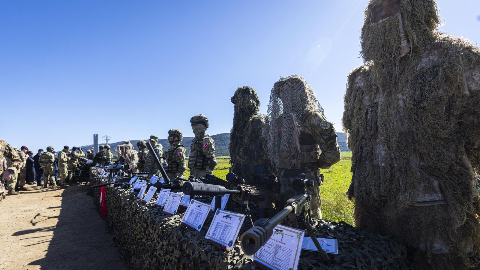 Las imágenes del gran desembarco de la OTAN en Barbate: aviones 'Harrier', helicópteros, lanchas e infantes de Marina asaltan la playa del Retín