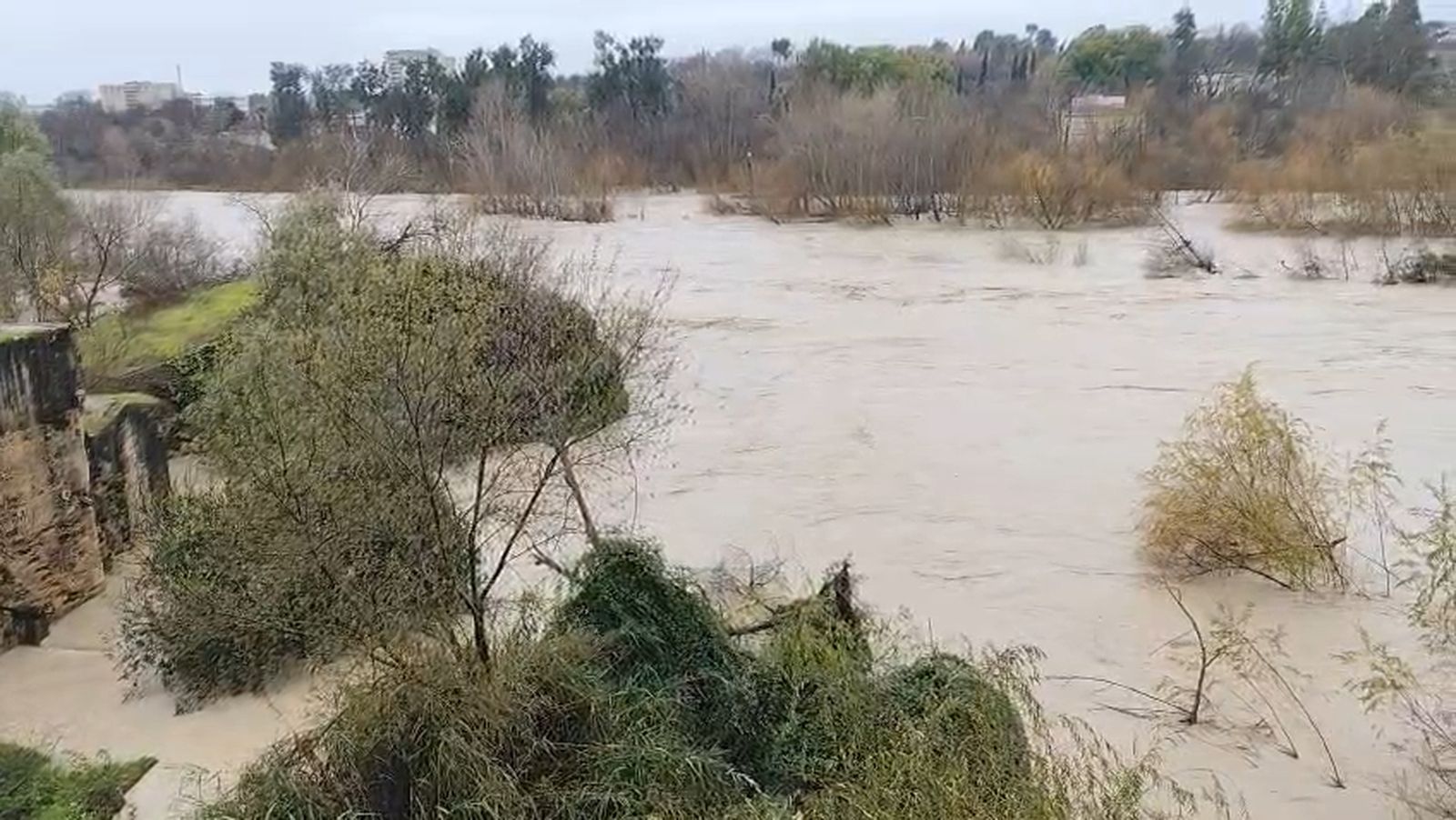 El río Guadalquivir a su paso por Córdoba supera ya el umbral naranja