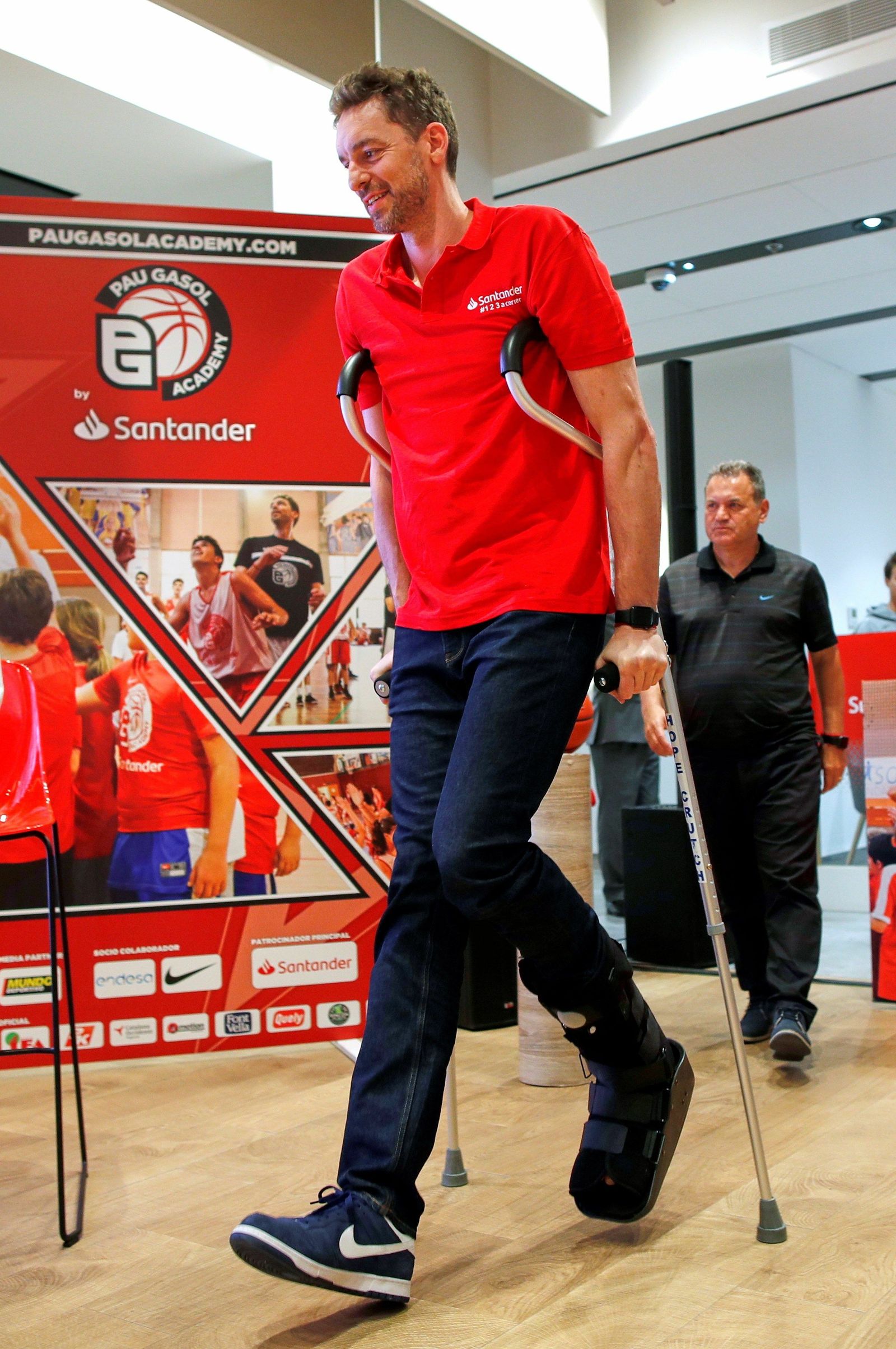 Gasol, con muletas hace unos meses.