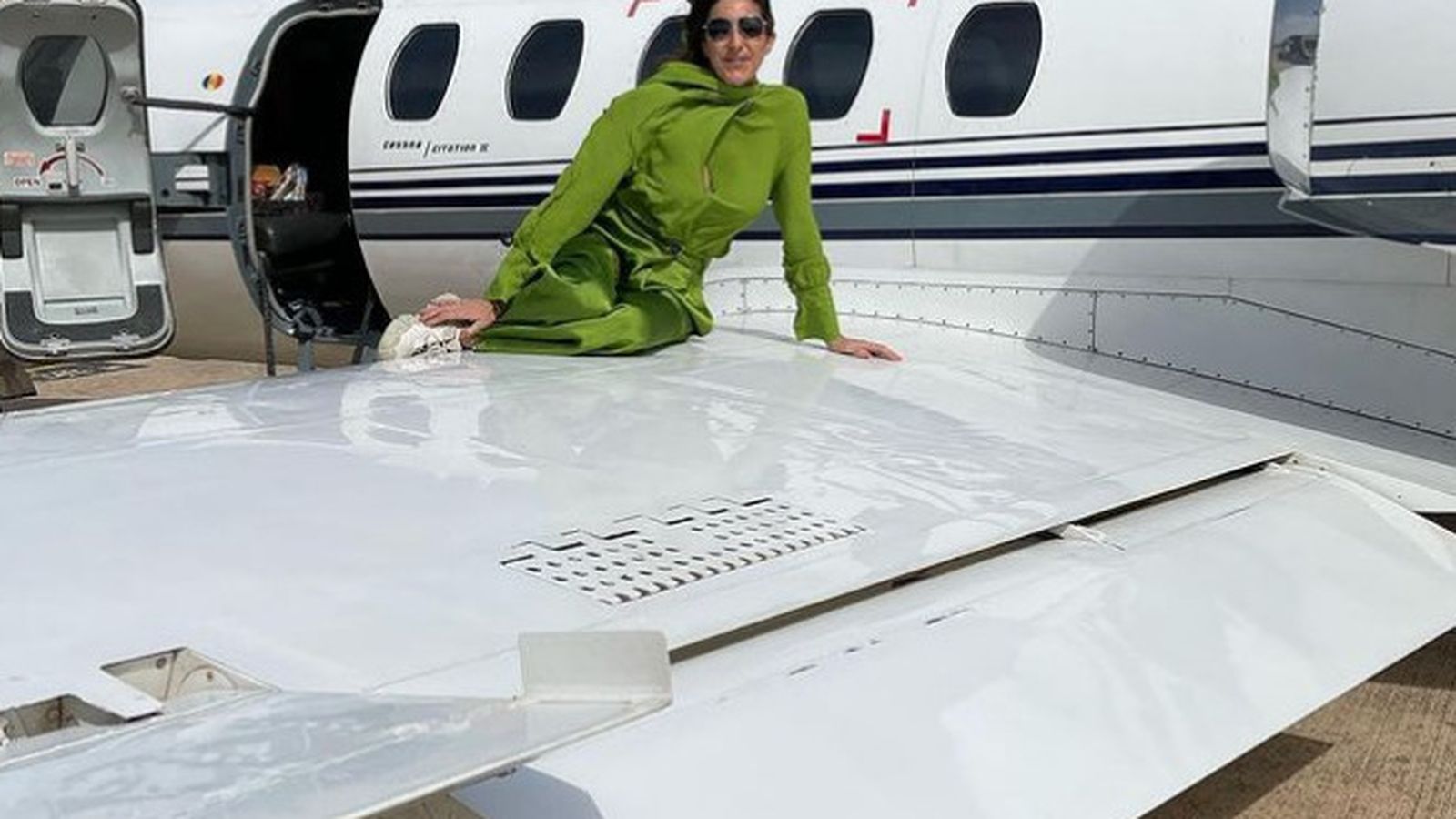 Paz Padilla, sobre una de las alas del jet privado.