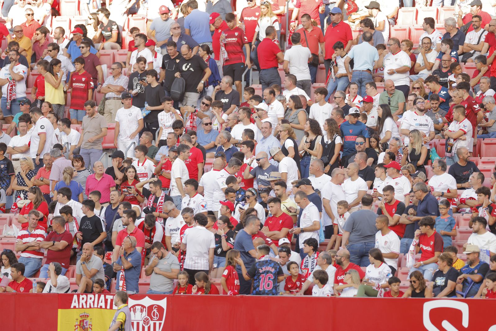 Búscate en las fotos del Sevilla-Almería