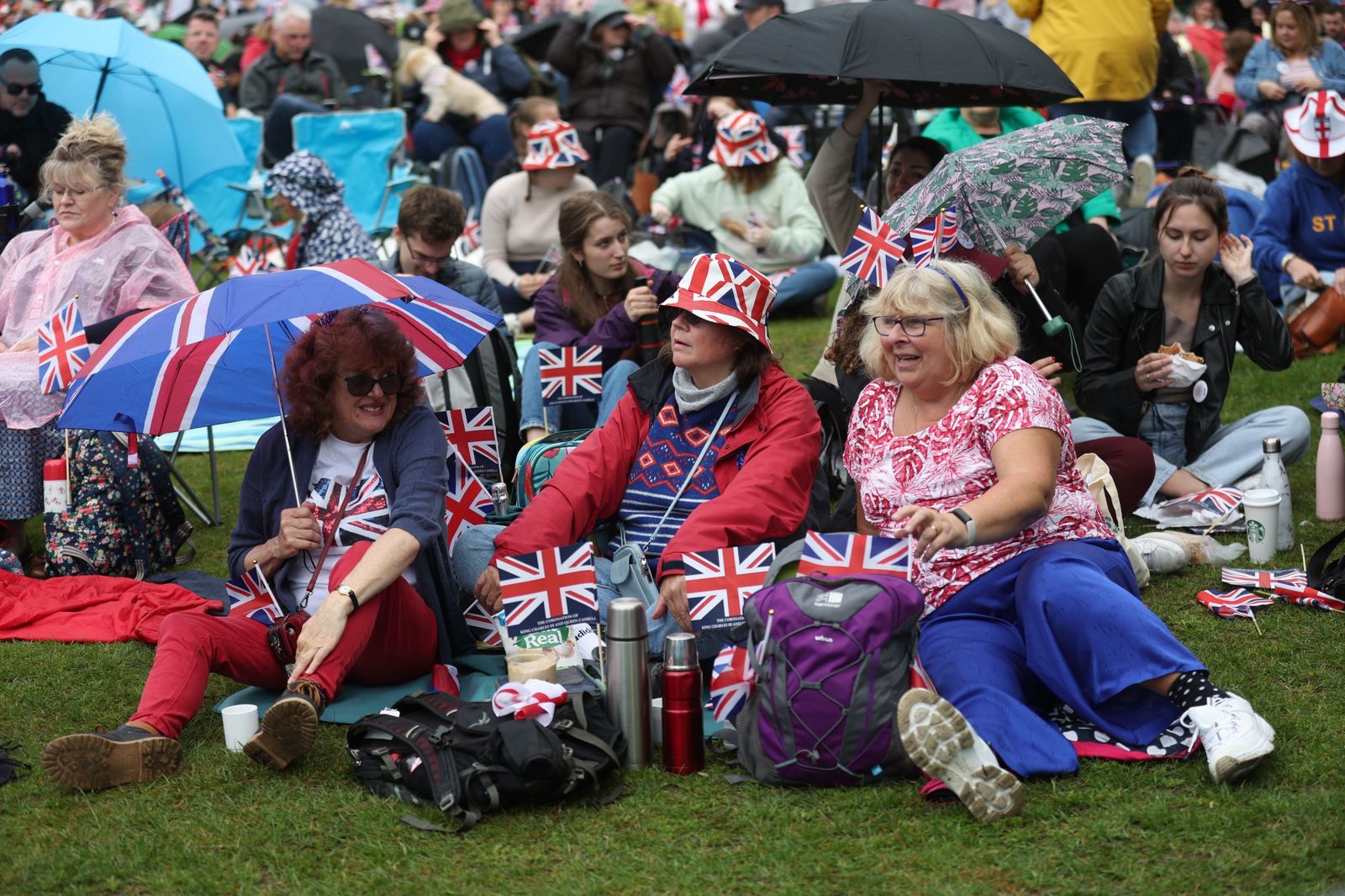 Los ciudadanos apoyan a Carlos III en el día de su coronación