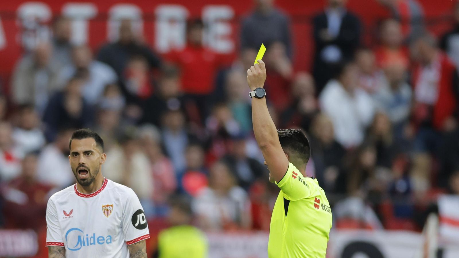 Suso no entiende la tarjeta amarilla que le muestra Ortiz Arias.