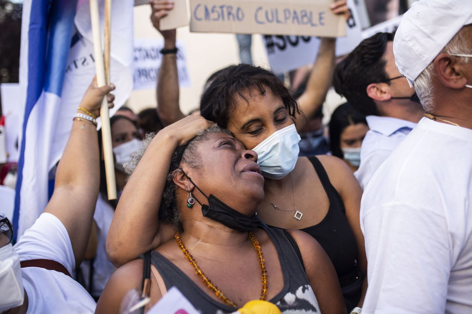 Protesta ante la embajada de Cuba en Madrid por la situación que se vive en Cuba.