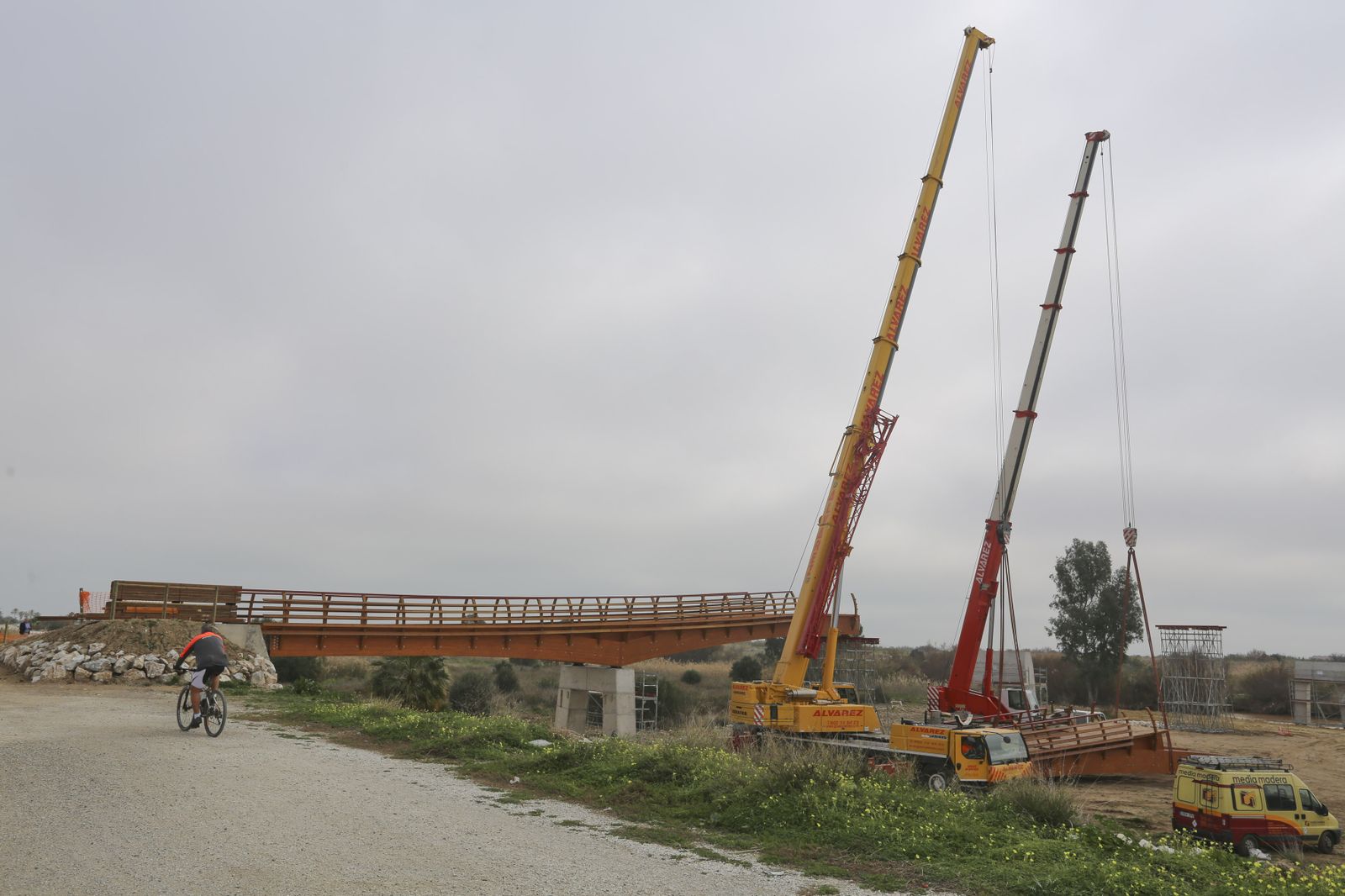 Fotos de las obras de la pasarela del río Guadalhorce en Málaga