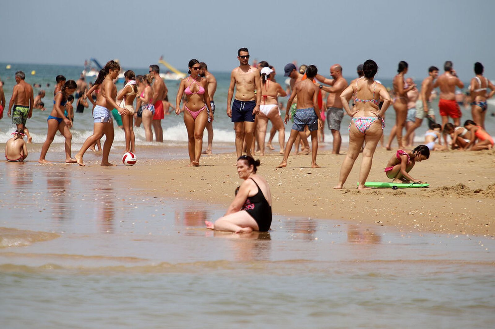 Los bañistas aprovecharon para pasear y refrescarse en las playas.