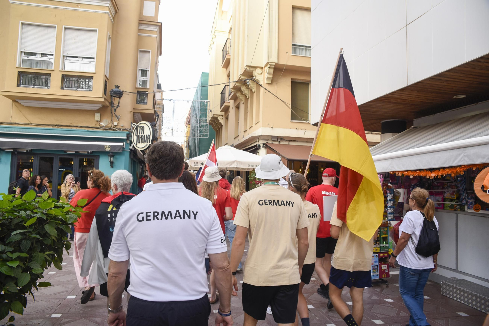 Las fotos del desfile de participantes de la Copa de la Juventud Europea de remo beach sprint de La Línea
