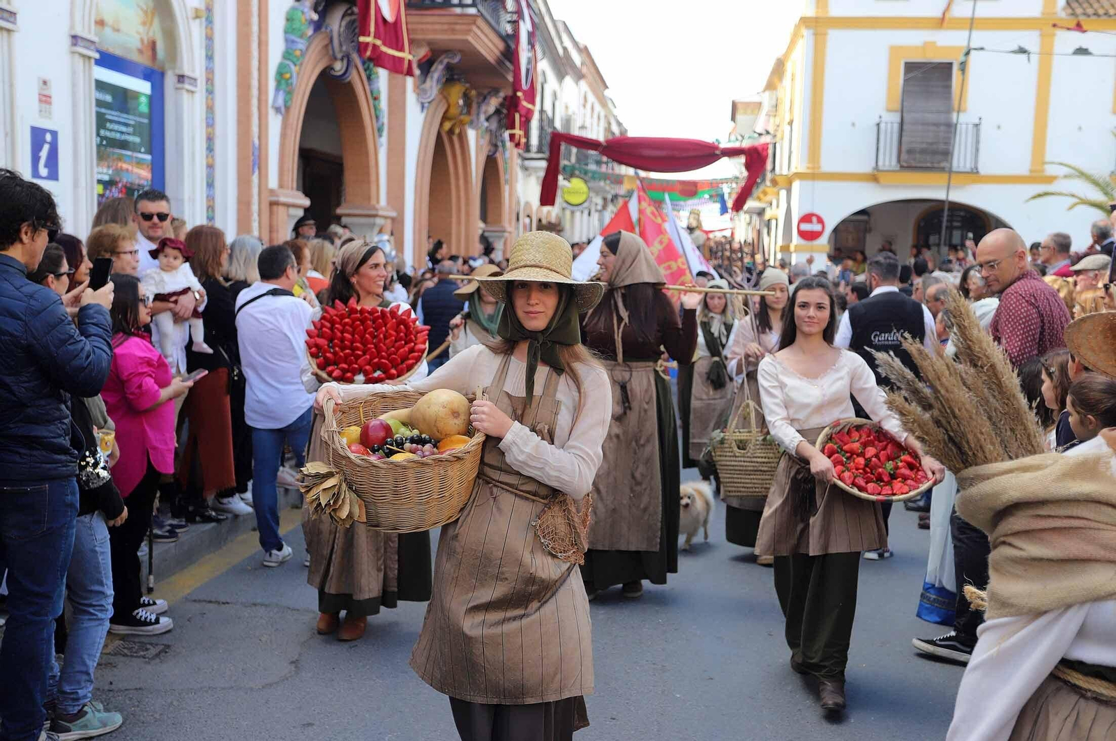 Imágenes del gran ambiente en la Feria Medieval de Palos de la Frontera, Huelva