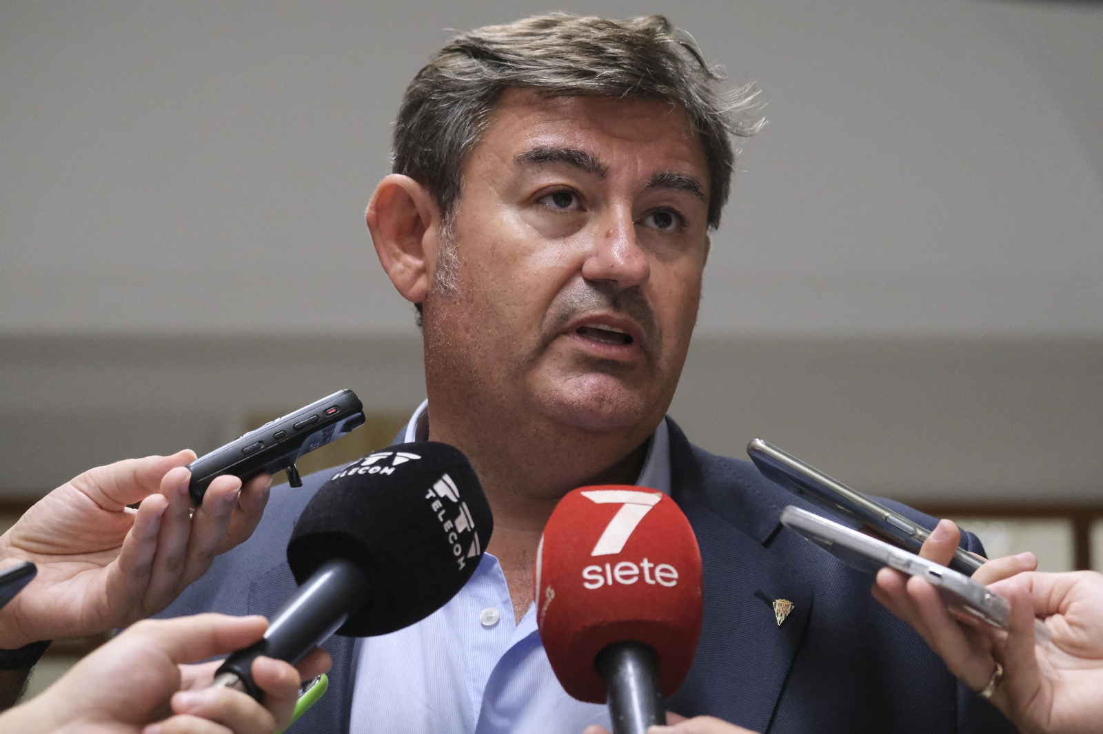 La visita del Córdoba CF al Ayuntamiento de Córdoba, en imágenes