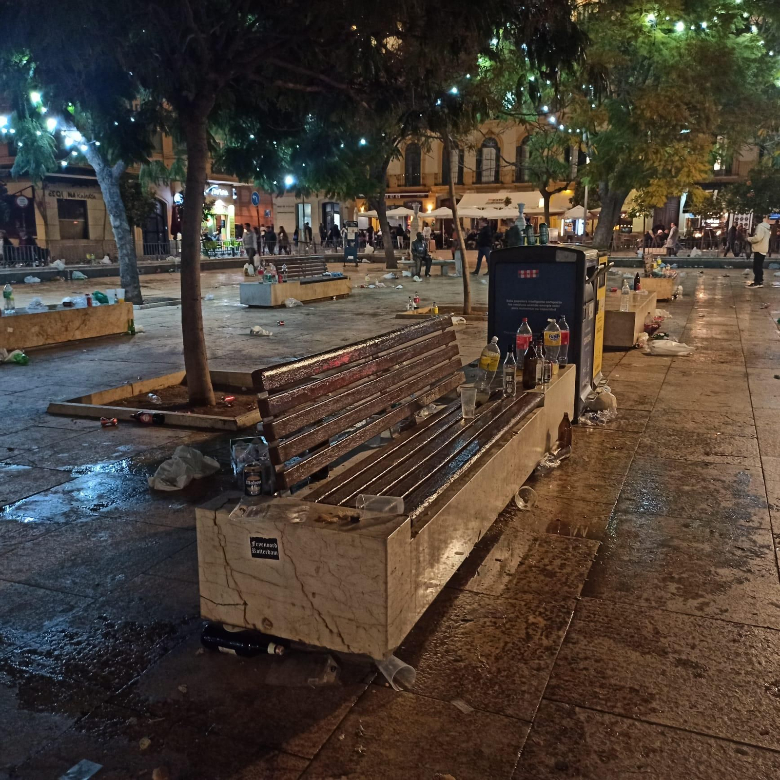 La plaza de la Merced de Málaga, con Picasso, llena de basura tras el paso de los ultras del Atlético