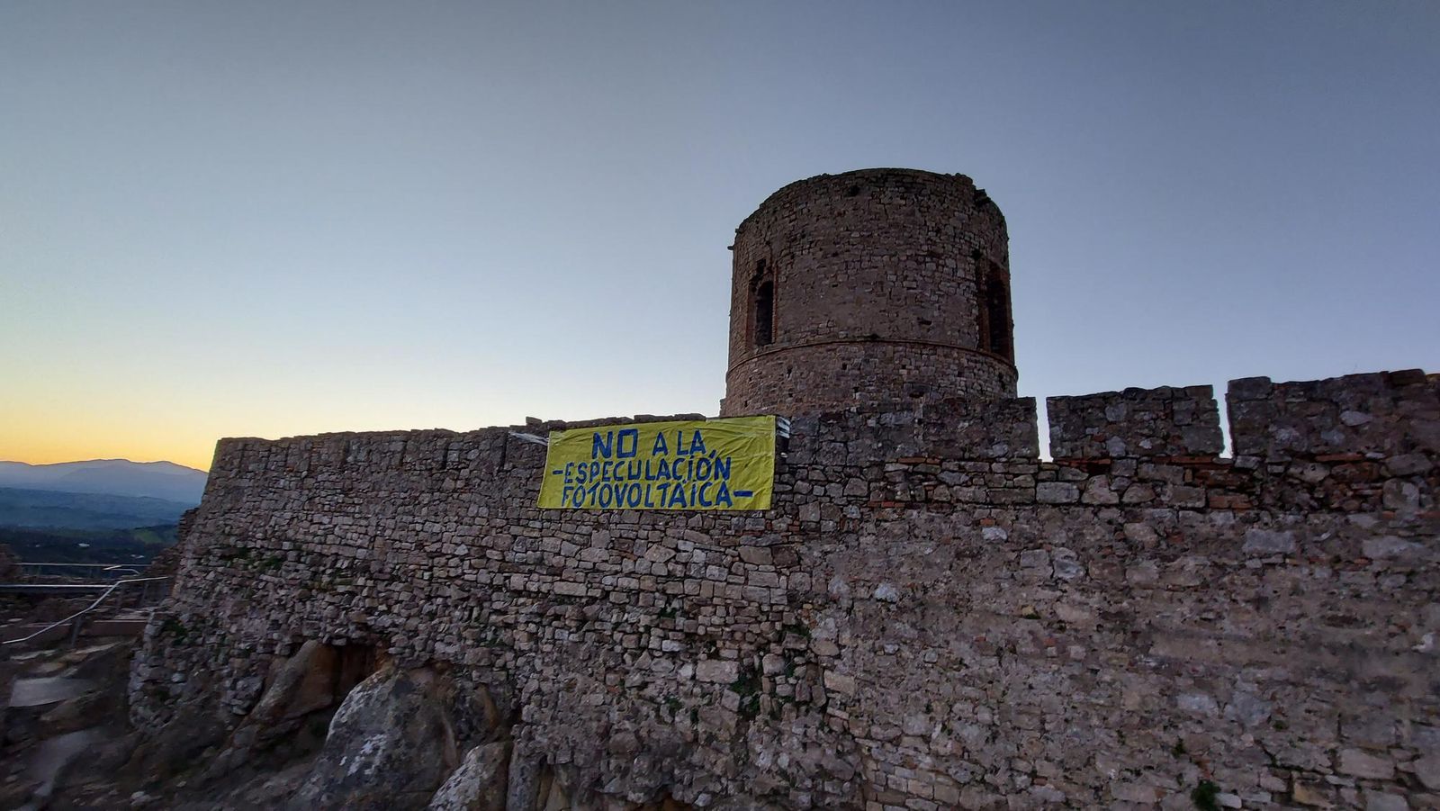 La pancarta desplegada por Agaden en el Castillo de Jimena