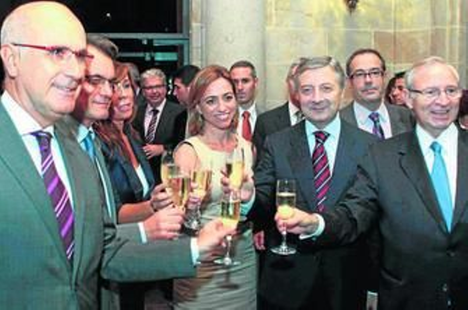 Duran, Mas, Sánchez Camacho, Chacón, Blanco y Valls brindando con cava en Barcelona.