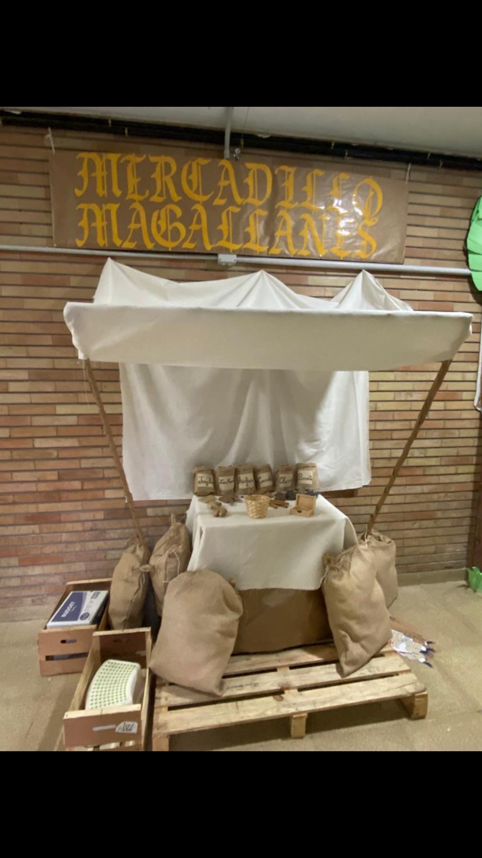 Representación de un mercadillo con especias del Nuevo Mundo.