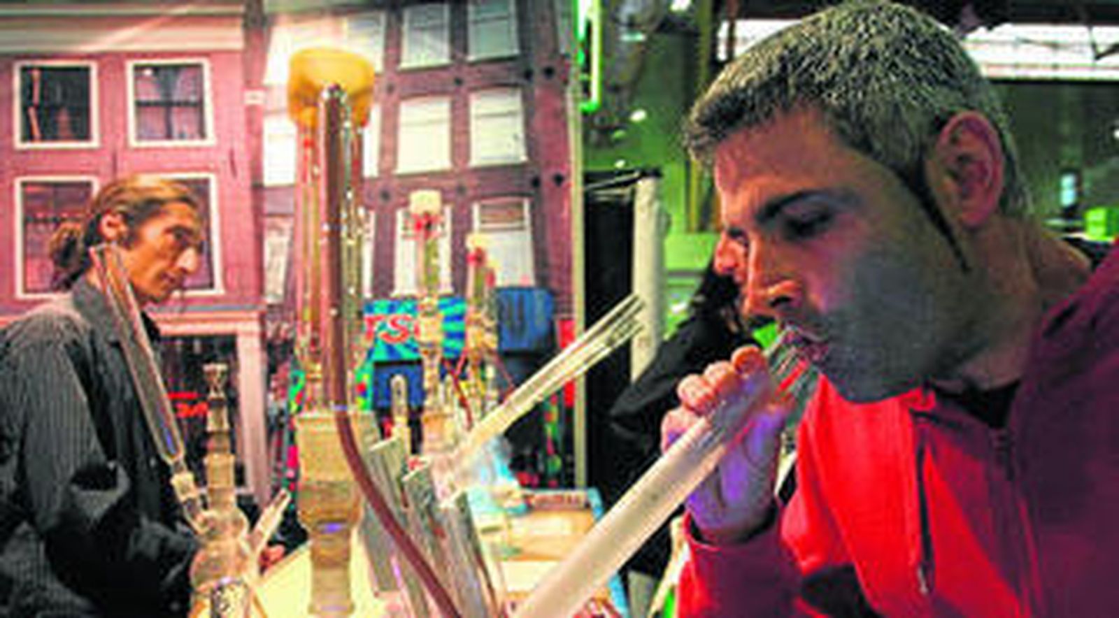 Un hombre fuma a través de un vaporizador.