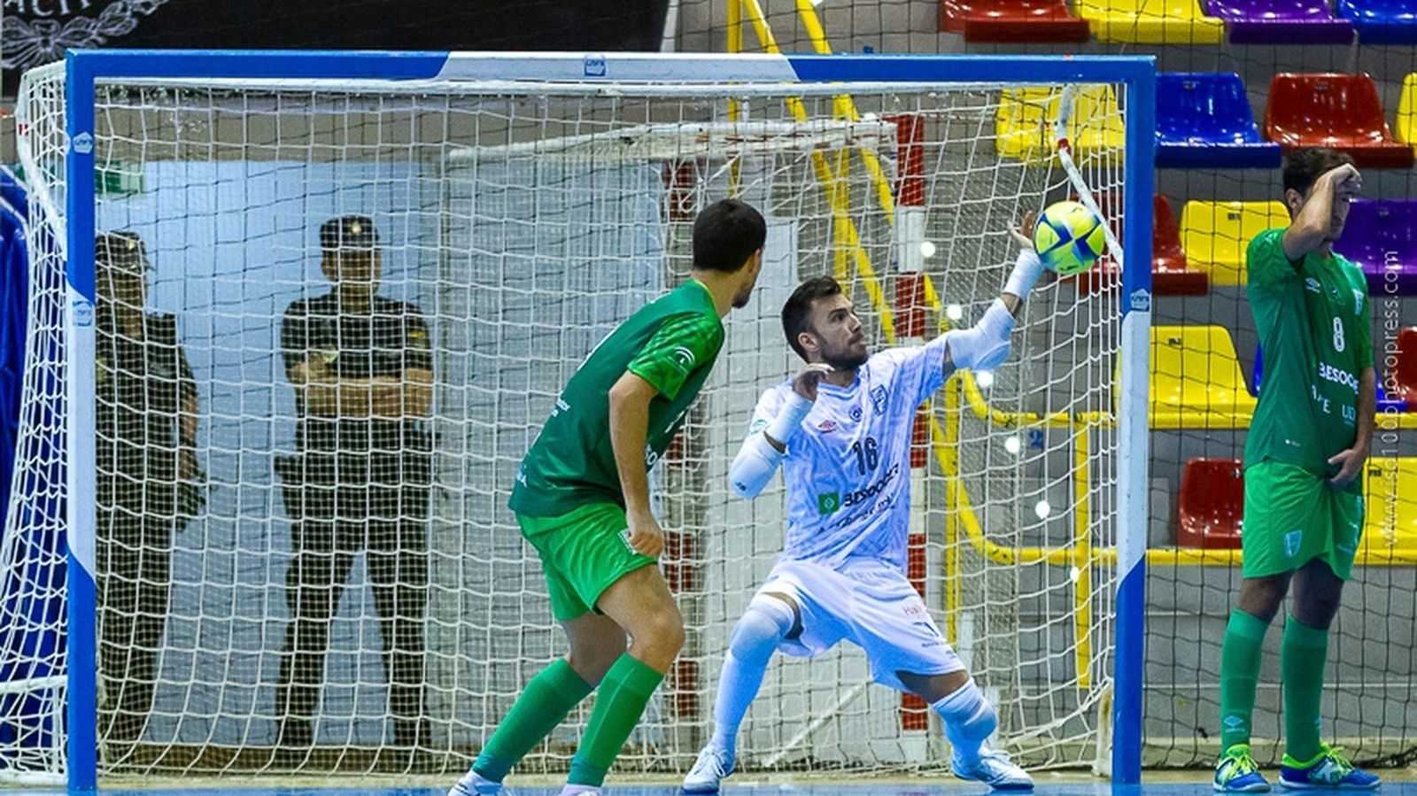 Conejo parando un balón.