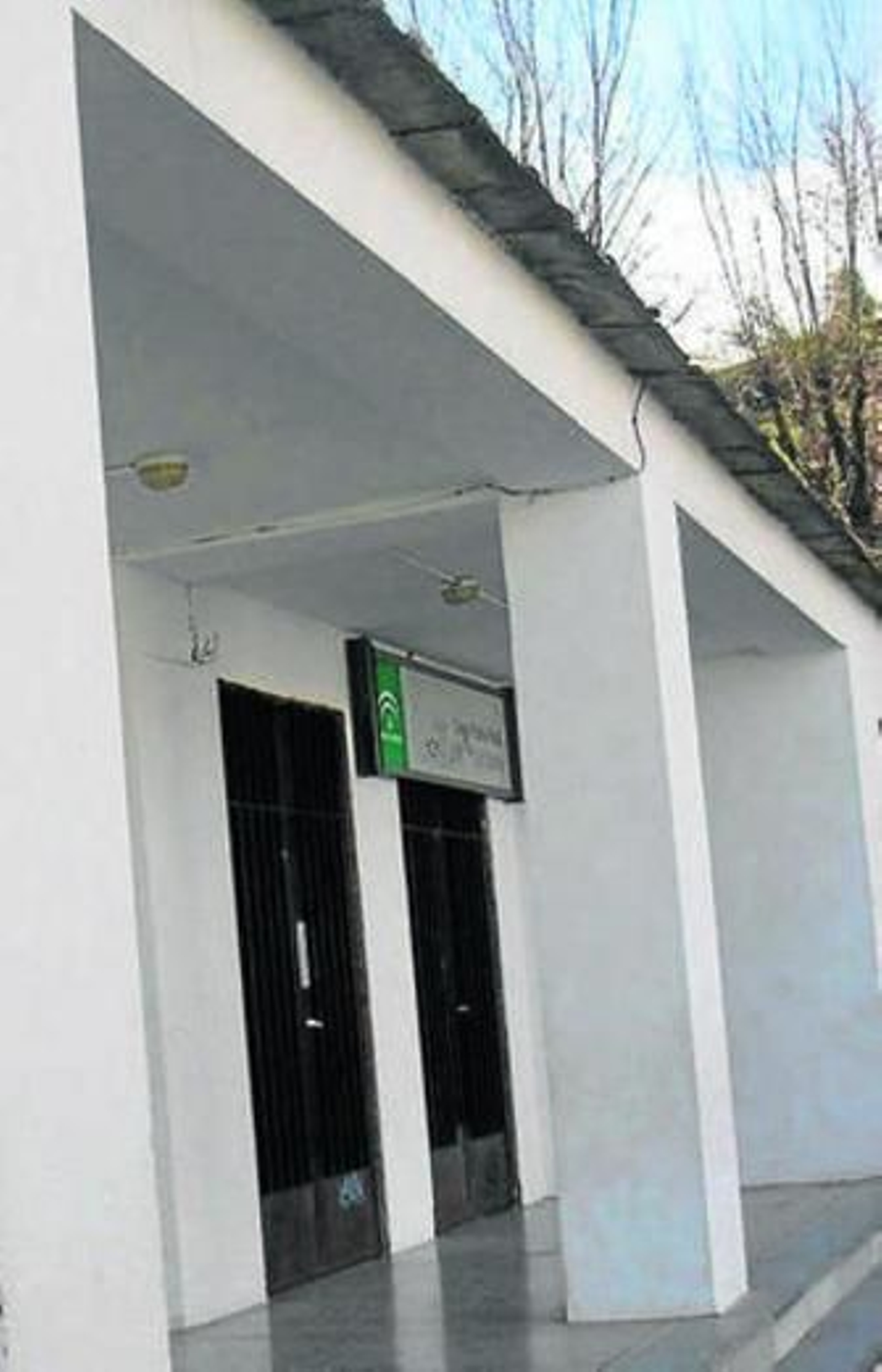 1. Patio del Colegio Público Rural Barranco del Poqueira, en la Alpujarra. 2. Parte de la fachada del colegio Los Castaños, en la comarca alpujarreña.  3. El Alféizar, cercano a la población de Órgiva. Fotos: juanjo romero