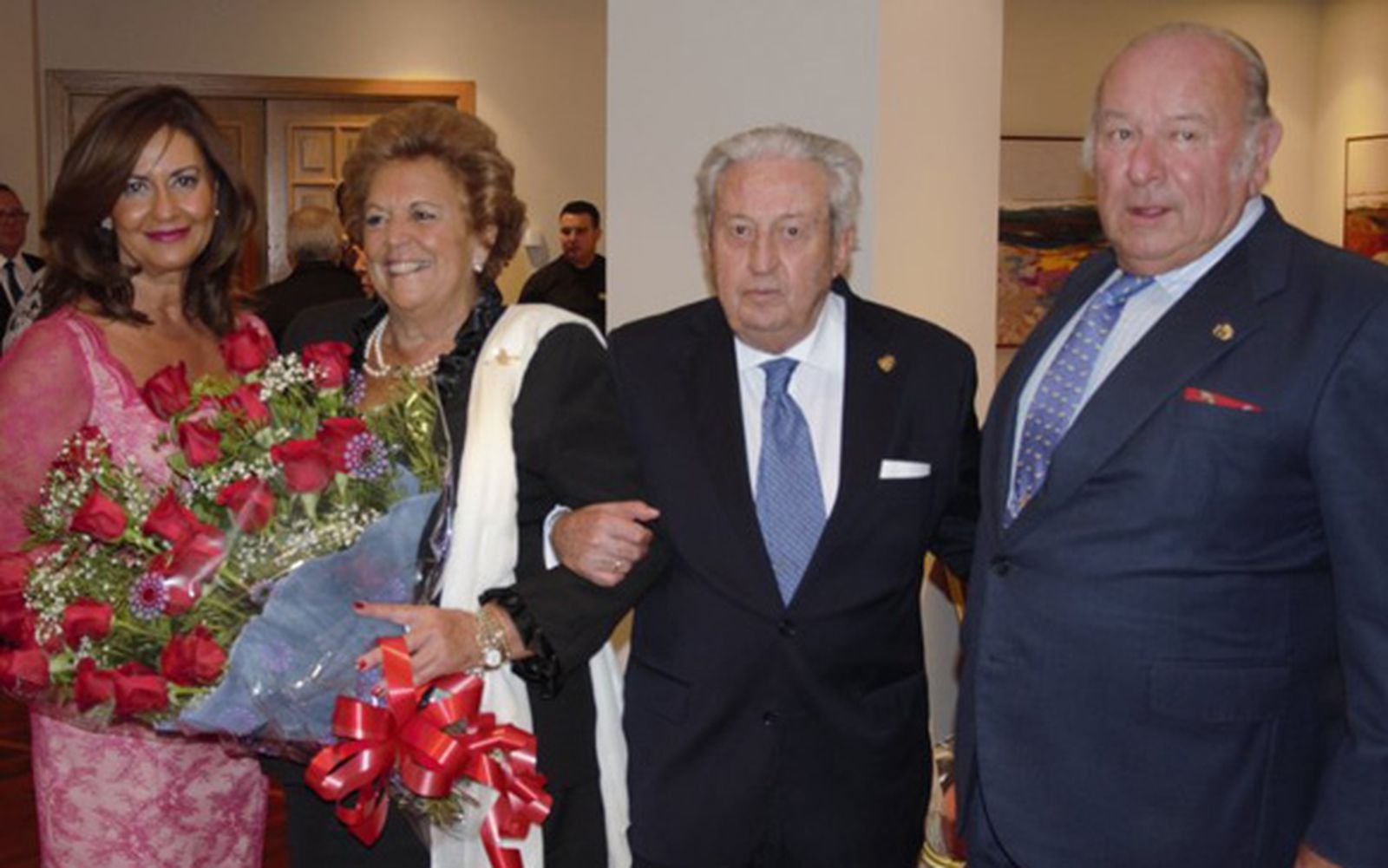 Momento de la entrega de un ramo de flores a María José Puerto Cabrera y José Luis Lorente Periñán.