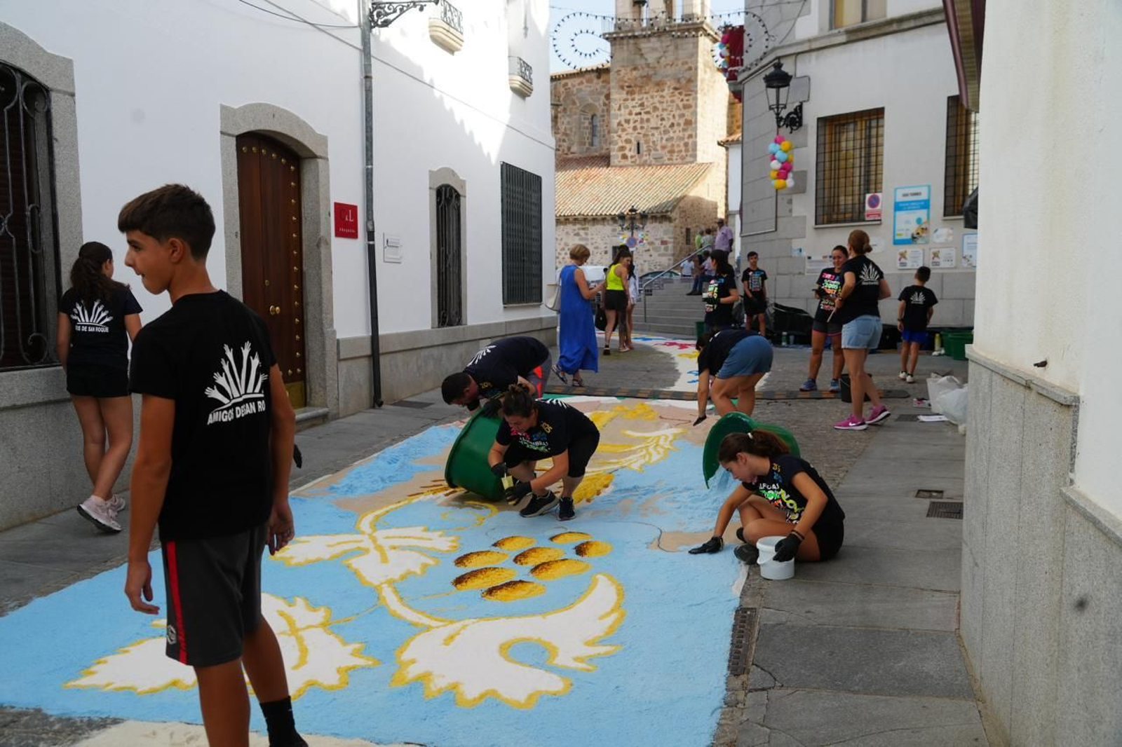 Alfombras de colores por San Roque en Dos Torres