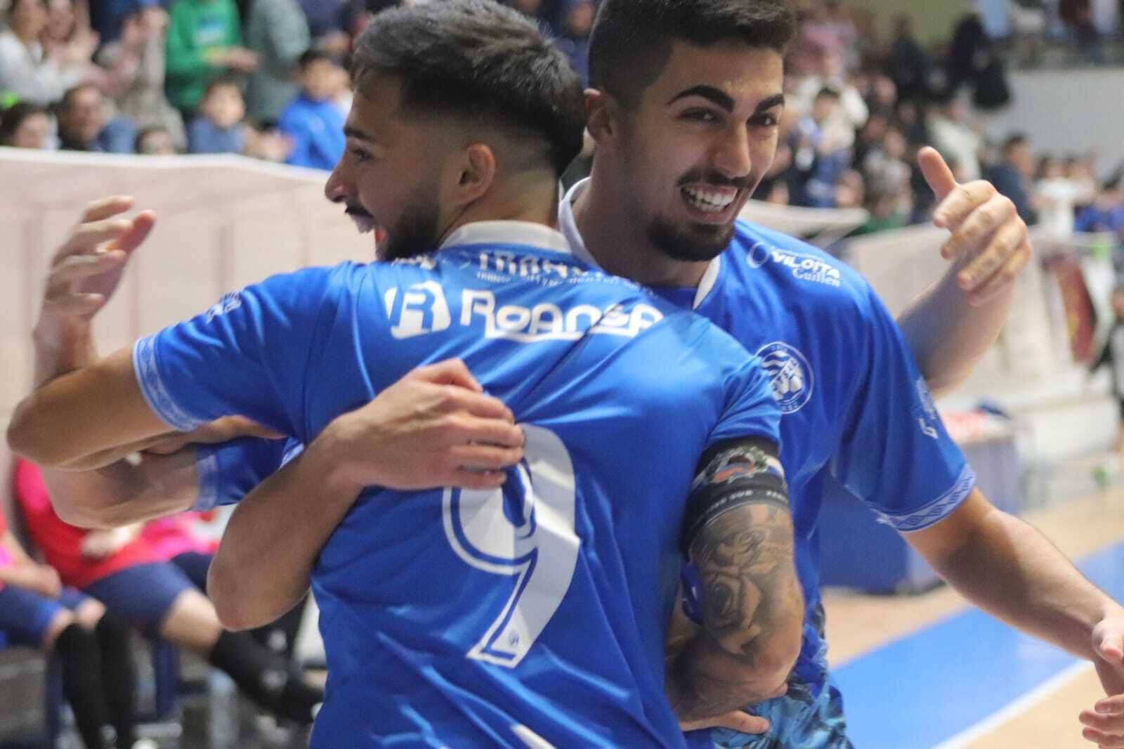 Christian y Samu celebran uno de los goles del equipo azulino.