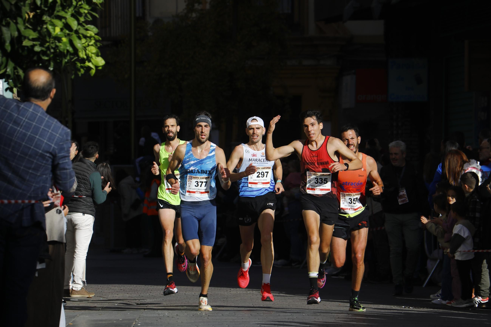 La gloria de cruzar la Puerta del Puente: las fotos de la línea de meta de la Media Maratón de Córdoba 2024