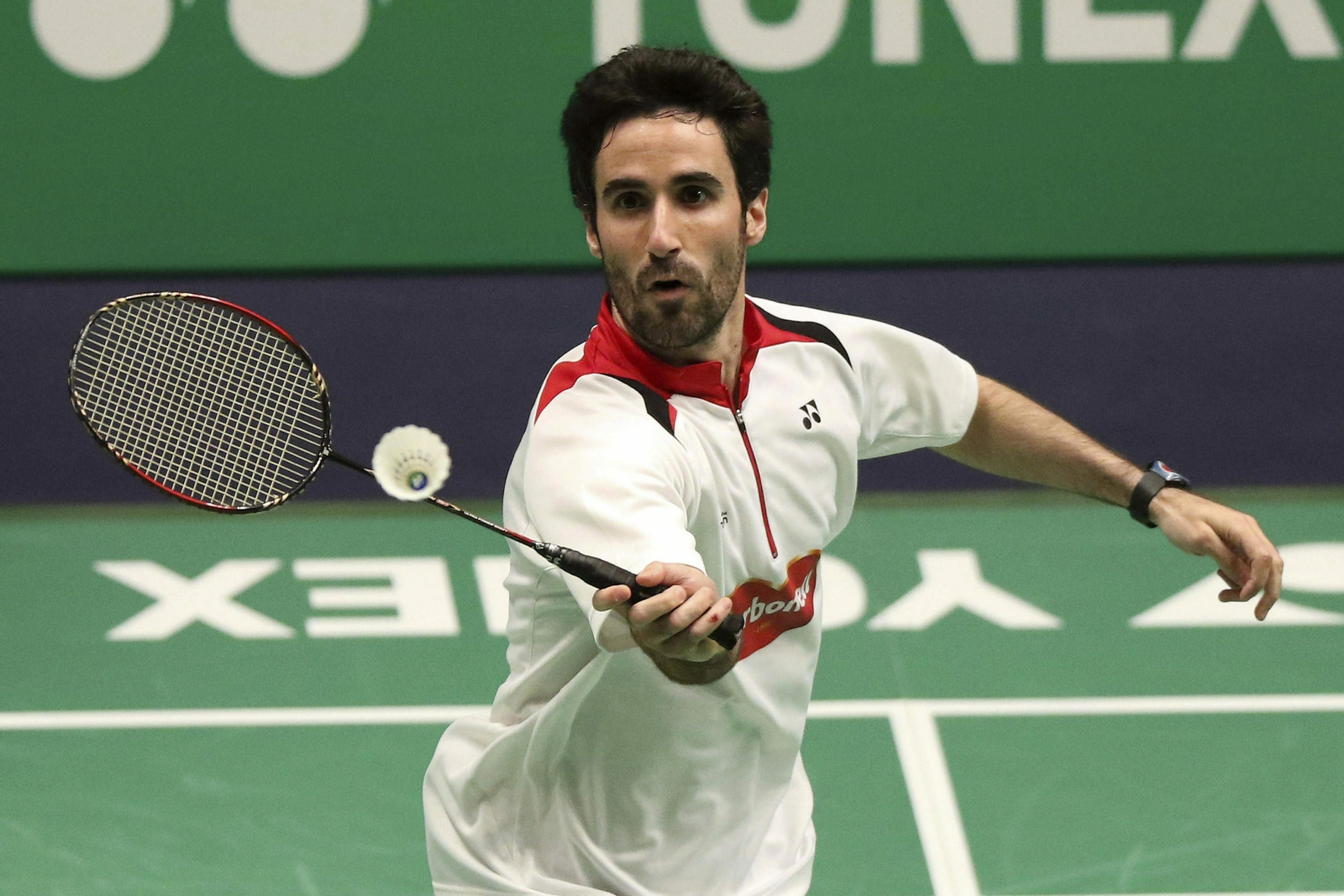 Pablo Abián devuelve un volante en un campeonato en Francia