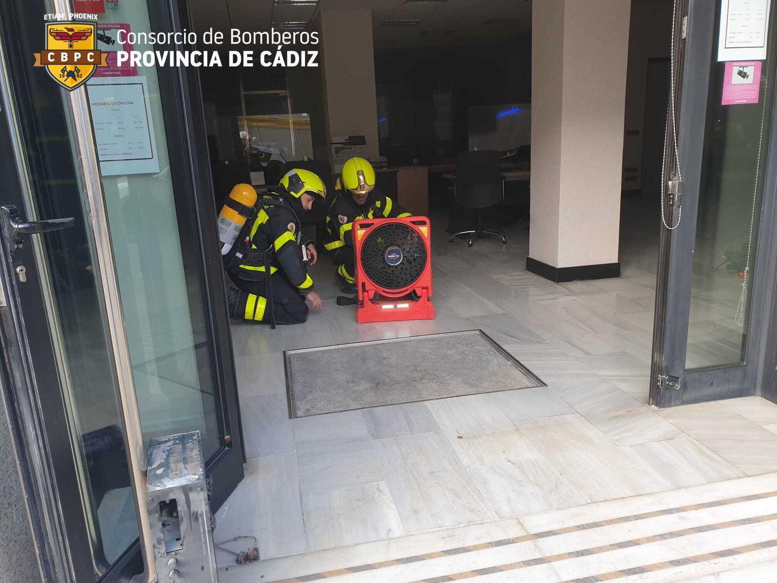 Los bomberos durante el incendio en la oficina de Mapfre en Cádiz