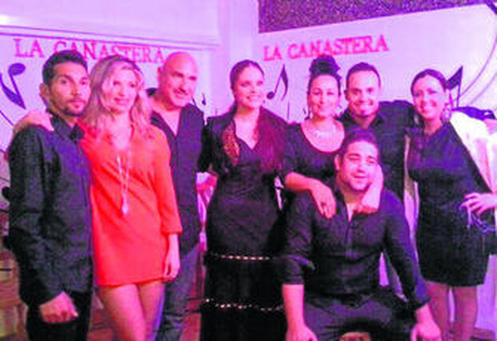 Artistas y equipo de La Canastera en el escenario de la peña.