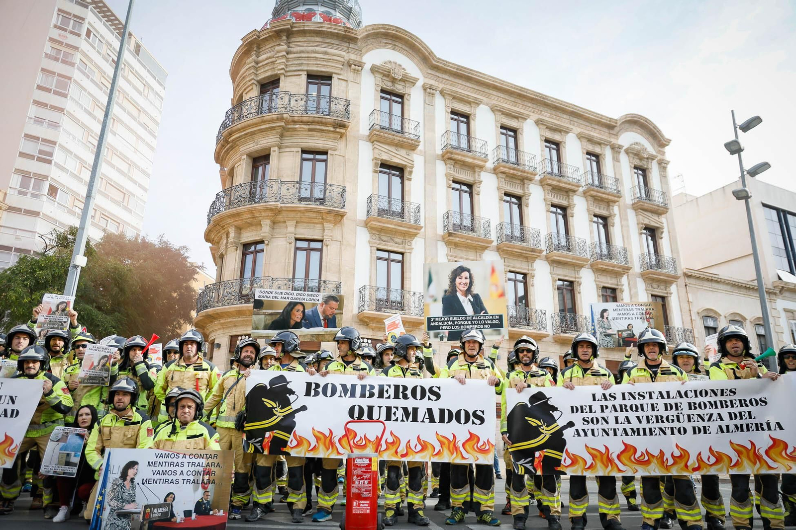 Imágenes de la manifestación de bomberos en Almería