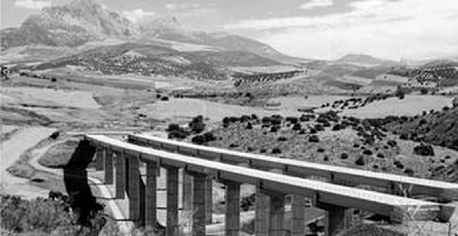 Imagen de un puente inacabado de la futura autopista de Las Pedrizas a su paso entre las localidades de Colmenar y Almogía.