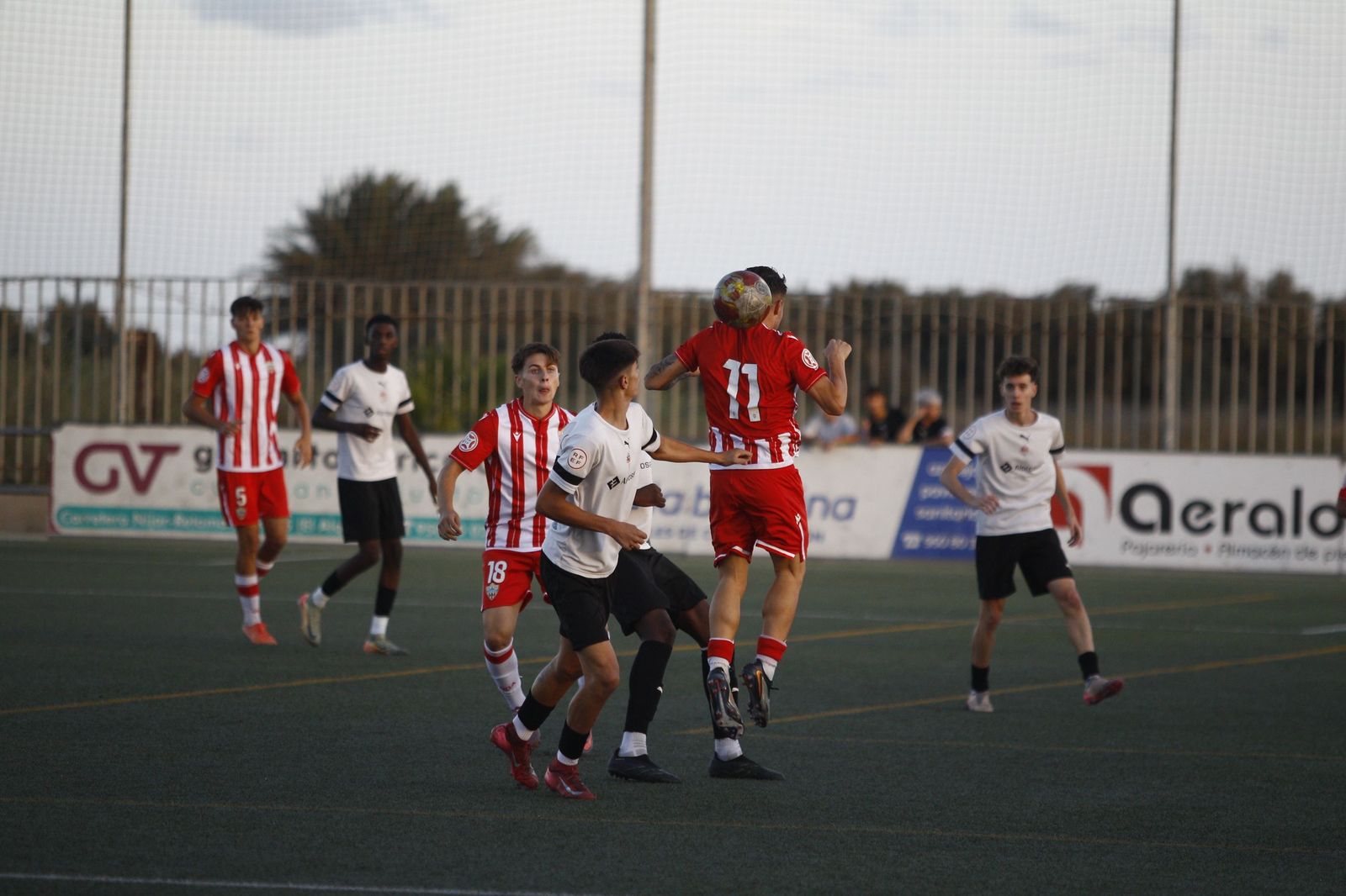 Lledó intenta peinar un balón durante el derbi almeriense de la primera vuelta disputado en La Cañada.