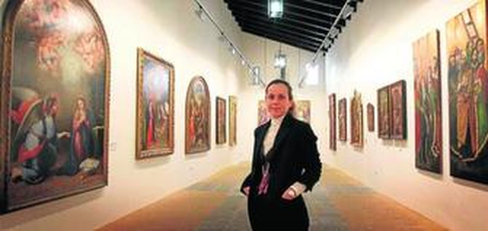 Helena Rivero posa, días atrás, con algunas de las obras que se verán en la pinacoteca.
