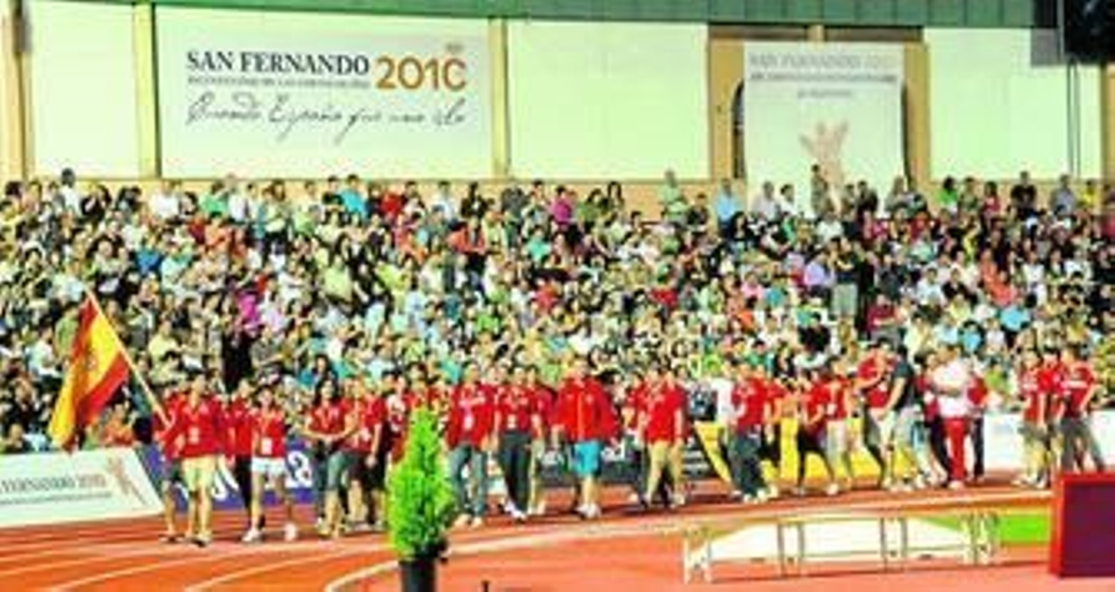 La selección española, desfilando en la ceremonia de apertura del Campeonato Iberoamericano de atletismo, es ovacionada por el público asistente.