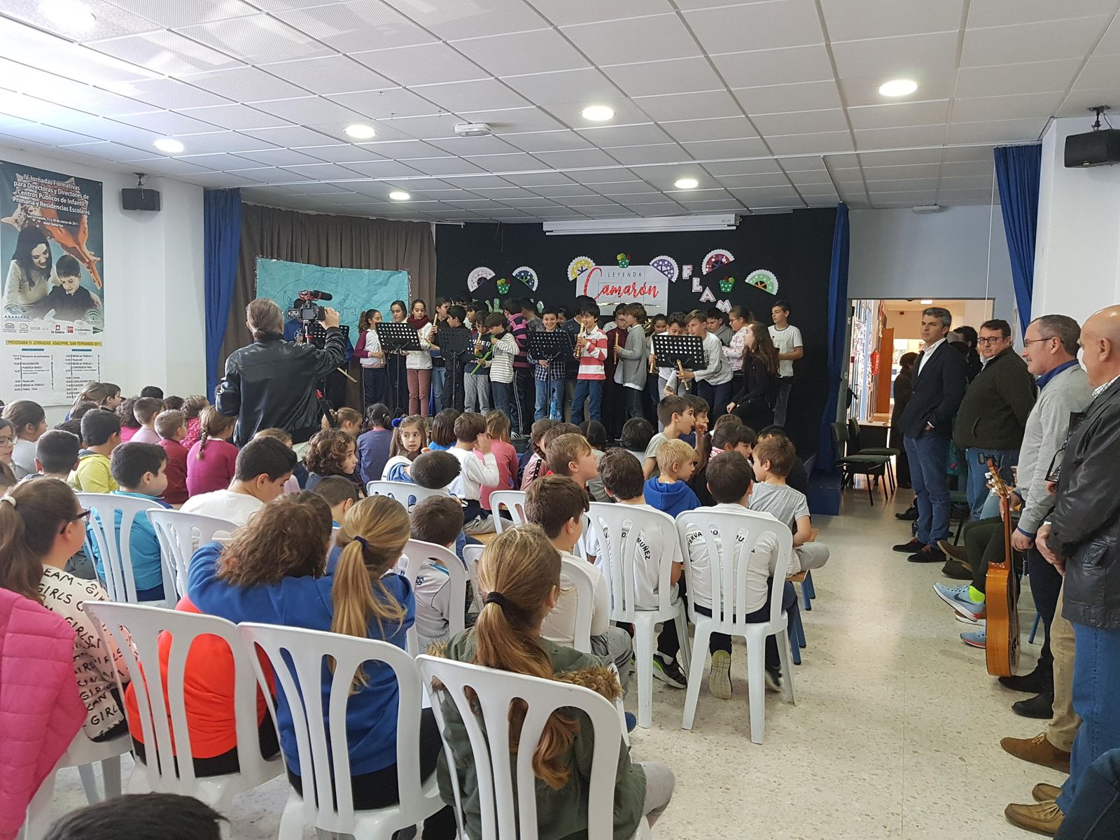 Un grupo de alumnos del Servando Camúñez toca con la flauta unas Alegrías de Cádiz.