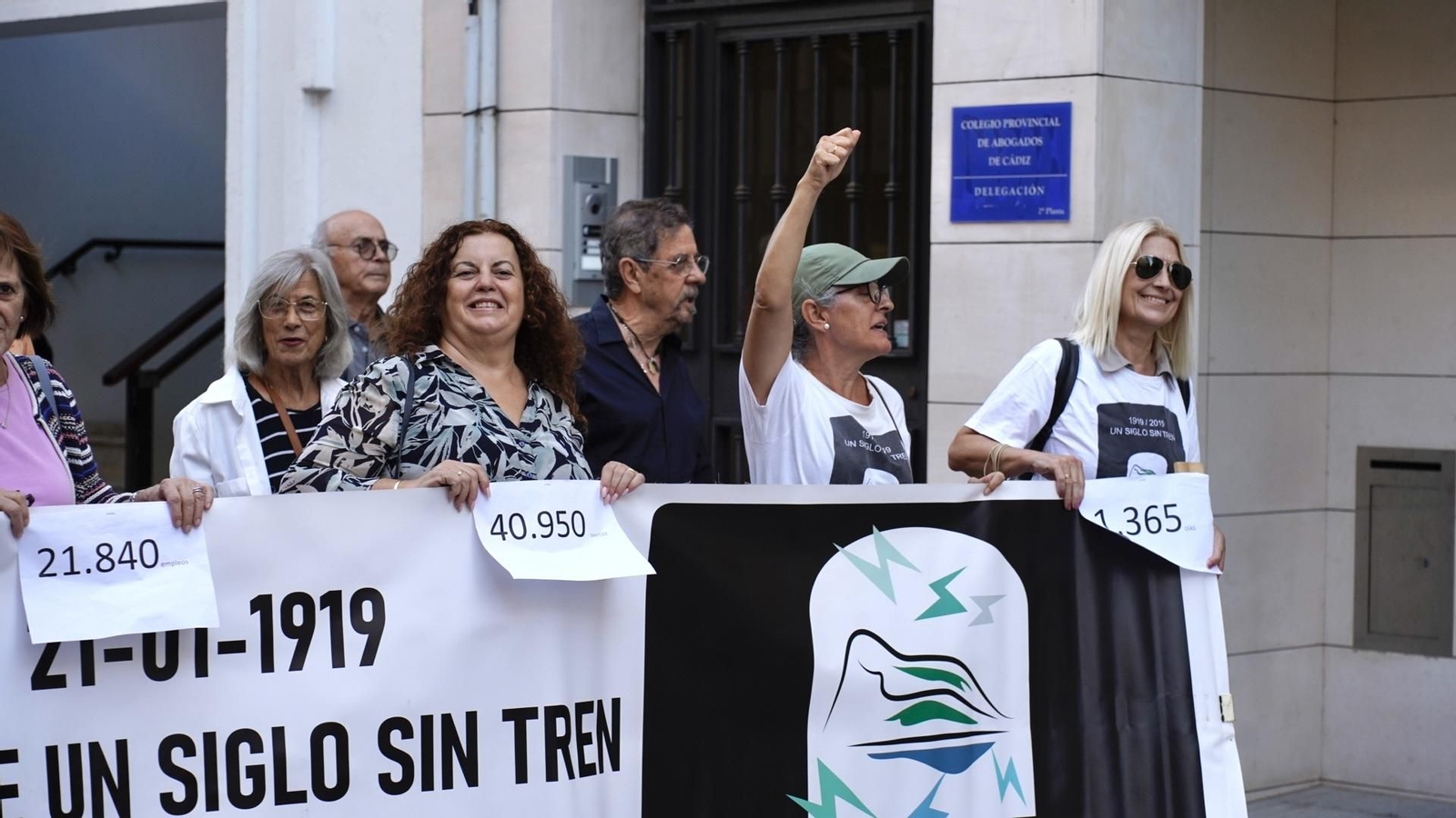Fotos de la manifestación de la plataforma "Un siglo sin tren" en la plaza alta de Algeciras.