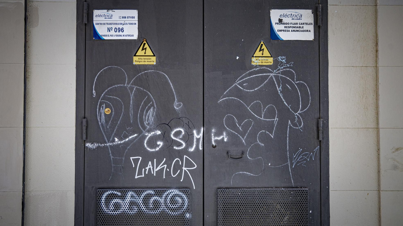 Pintadas y grafitis en el centro de Cádiz