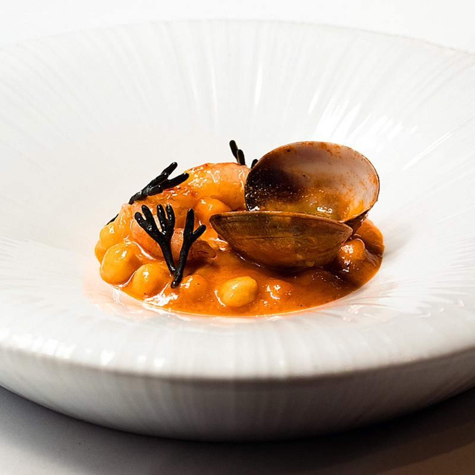 Los garbanzos con gambas rojas y almejas.