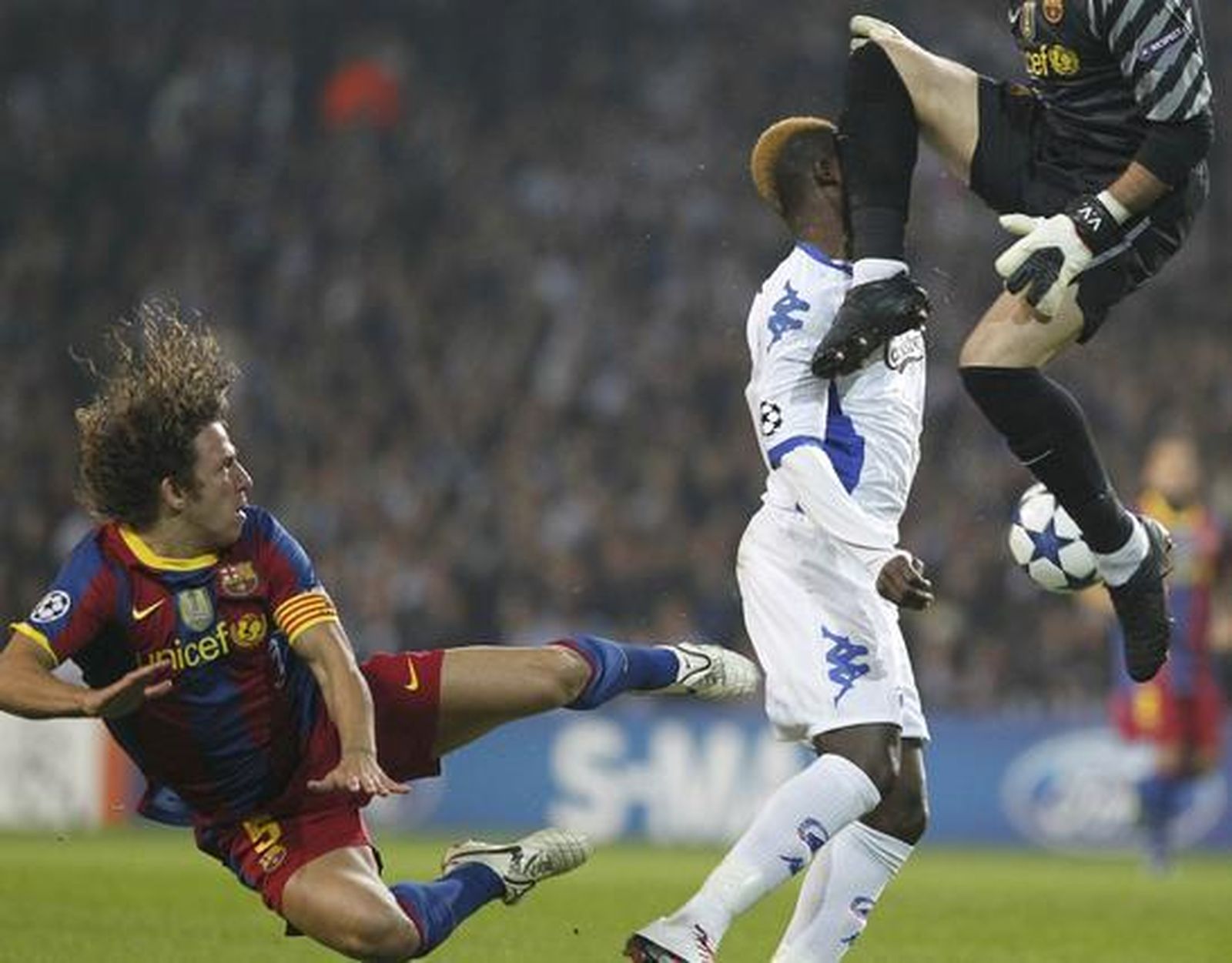 Víctor Valdés golpea en la cabeza a N'Doye en una salida. / Reuters