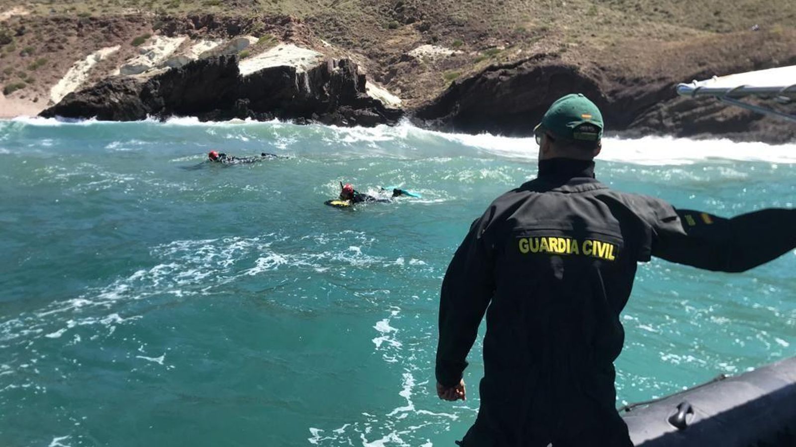 Los efectivos del GEAS de la Guardia Civil durante las labores de rastreo en Cala Rajá.