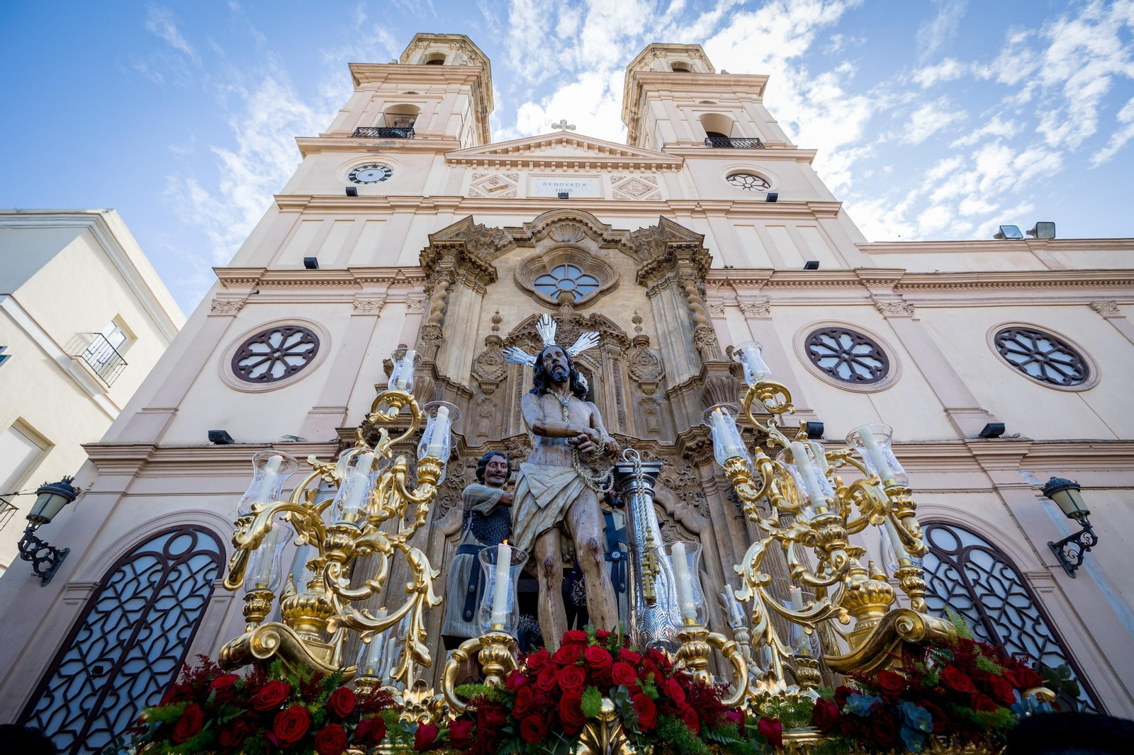 Imágenes de la salida de Columna en la Semana Santa de Cádiz 2025